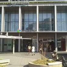 橋上駅改札口からペデストリアンデッキのアニメゲート公園、正面