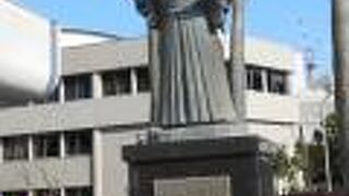 中央公園に隣接する宝山ホールの前に