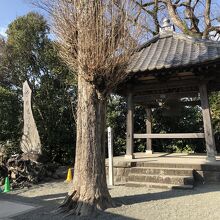 鐘楼と曽我兄弟の碑