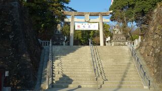 武田氏三代の居館跡に建つ立派な神社