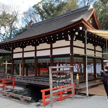 御手洗川の上に建つ