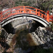すぐそばに御手洗川が流れる