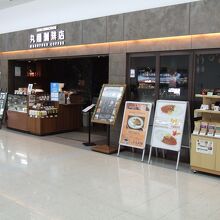 到着口の目の前にあります