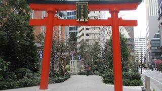 ビルの間にある神社