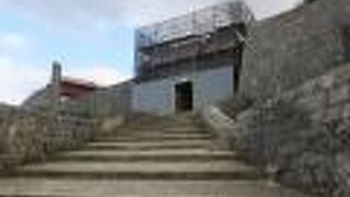 首里城に入って２つ目の門です。残念ながら修復中でした。