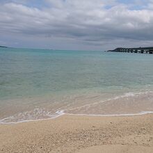 海岸から見えた大神島と池間大橋