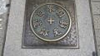 橋のたもとにレプリカがあります