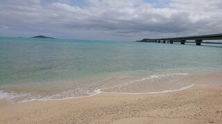 きれいな海の上にかかっている橋