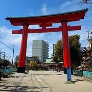 大きな鳥居が目立ちます