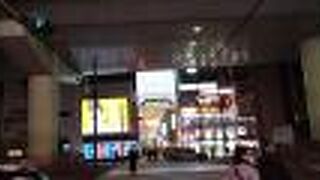 夜はきらびやかな商店街