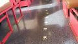 トンネル内での列車の中のイルミは…