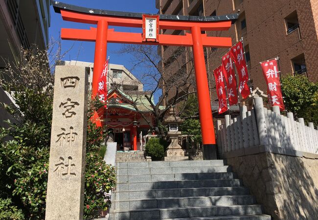 ビルに挟まれた神社