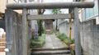 ひっそりと鎮座している