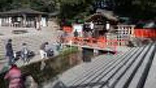 水源に建つ社殿