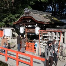 水源に建つ社殿