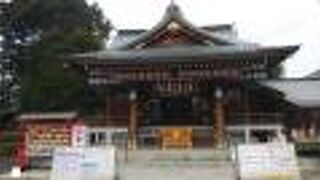 境内は広く、立派な本殿があった