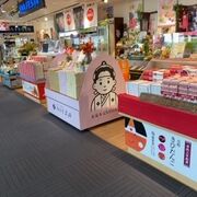 制限エリア内の店舗。ついつい何か買いたくなる。