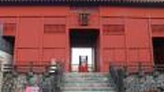 正殿に入る門。この門から先は有料です。