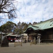 静かな木々の中に神社があります