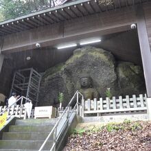 山王山石仏は少し上った場所にあります