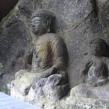 山王山石仏の如来坐像の三体