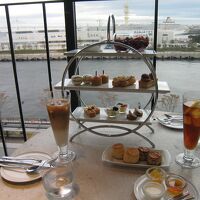 アフタヌーンティは三段タワーにスコーンが別皿で