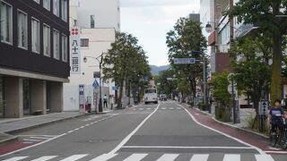 ぶらぶら歩くと松本城の正面入り口が見えてきて