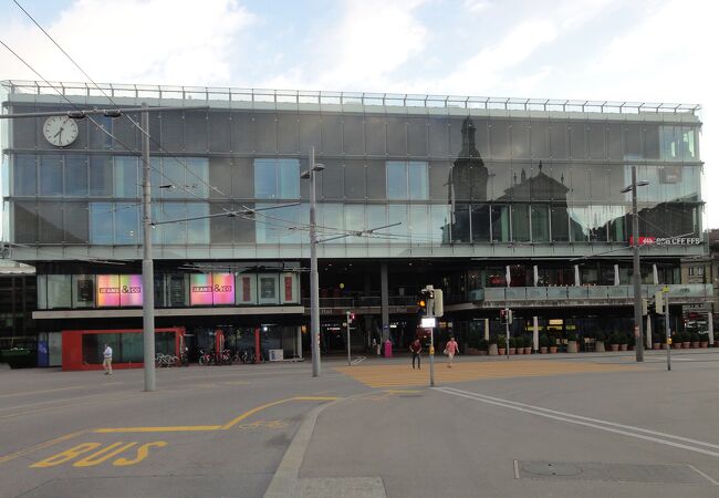 駅舎はモダンなガラス張りの建物