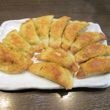 丸い円盤餃子を食べずしてこの店に来る価値ってありますか？