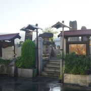 松本藩士鈴木伊織の墓の前にある湧水