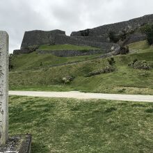 石垣が曲線をなして詰まれています。