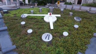 コンクリートのタイルを敷き詰めた都会的なデザイン