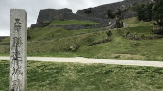 石垣の曲線が美しい城跡です。