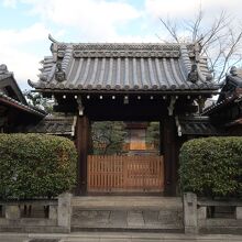 しっとりとした門構えだ