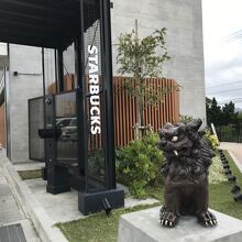 シーサーが迎えてくれます。