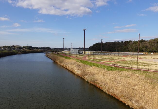 新川を挟んで広がる設備の整った公園