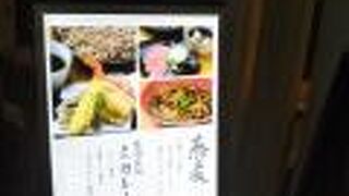 落ち着きのある店内にて