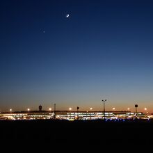 夜の新千歳空港