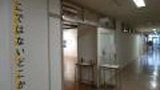 かつての中学校を利用したお洒落なギャラリー