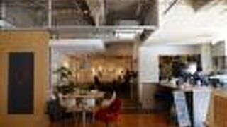 ギャラリーに併設のお洒落なカフェ