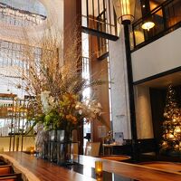 ロビー。奥のバーも素敵。