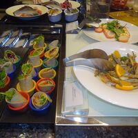 ラウンジでカクテルタイム。夕食になります。