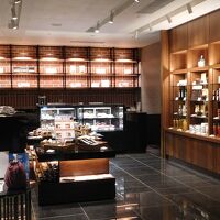 1階の「マーケット」ホテルメイドの食パンを買えます。