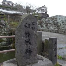 臼杵城跡の石碑と城跡内入り口付近