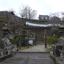 城壁と城跡への道