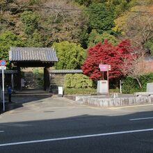 上り立ち門のすぐ横に建っています。