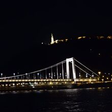 エルジェーベト橋（夜）