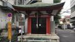 小さなお堂にある