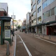 大街道からロープウェイ乗り場に向かう商店街です。