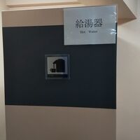 ポットは客室に無く、廊下に給湯コーナー